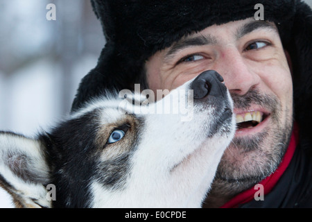 Un uomo e un husky in Lapponia, Finlandia, Europa Foto Stock