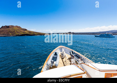 Le isole Sombrero Chino (cinese hat) e Isla Santiago visto da una nave, Galapagos, Ecuador, Sud America Foto Stock