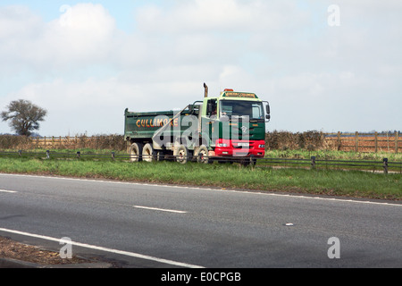 Un Moreton Cullimore ribaltamento del carrello che viaggia lungo la A417 a doppia carreggiata in Cotswolds, Inghilterra Foto Stock