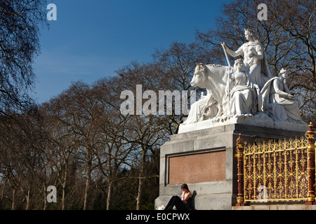 Giovane donna rilassante in Hyde Park, Londra, Inghilterra, Gran Bretagna Foto Stock