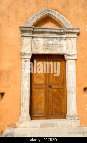 Chiesa nel piccolo villaggio cretese Kavros in Creta, Grecia. Sfondo di viaggio Foto Stock