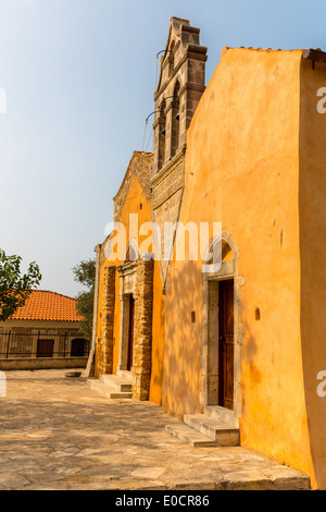 Chiesa nel piccolo villaggio cretese Kavros in Creta, Grecia. Sfondo di viaggio Foto Stock