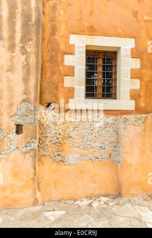 Chiesa nel piccolo villaggio cretese Kavros in Creta, Grecia. Sfondo di viaggio Foto Stock