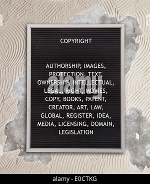 Concetto di copyright in lettere di plastica su molto vecchia scheda menu look vintage Foto Stock