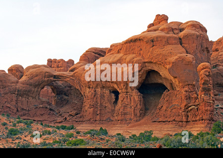 Parco Nazionale di Arches, Windows sezione con doppio arco und e La Sal Mountains, Utah, Stati Uniti d'America, America Foto Stock
