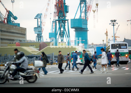 Il traffico durante il cambio di marcia in mondi più grande cantiere, Hyundai Heavy Industries (HHI) dockyard, Ulsan, Corea del Sud Foto Stock