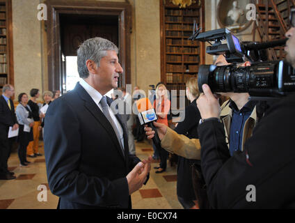 Vienna, Austria. 9 maggio 2014. Vicecancelliere austriaco Michael Spindelegger riceve un'intervista con Xinhua, durante una visita alla mostra di introspezione della prima guerra mondiale, a Vienna, in Austria, in data 9 maggio 2014. © Qian Yi/Xinhua/Alamy Live News Foto Stock