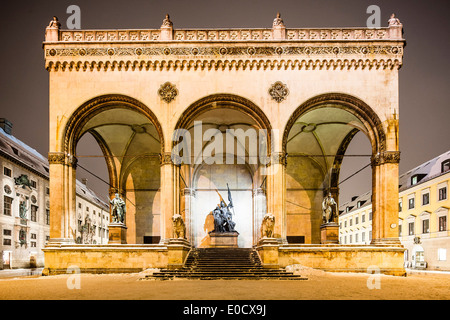 Feldherrnhalle con il monumento dell'esercito bavarese, Odeonsplatz in una notte d'inverno, Monaco di Baviera, Baviera, Baviera, Germania Foto Stock