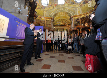 Vienna, Austria. 9 maggio 2014. Vicecancelliere austriaco Michael Spindelegger (1L) offre un seech per gli studenti delle scuole medie, durante la loro comune la visita alla mostra di introspezione della prima guerra mondiale, a Vienna, in Austria, in data 9 maggio 2014. © Qian Yi/Xinhua/Alamy Live News Foto Stock