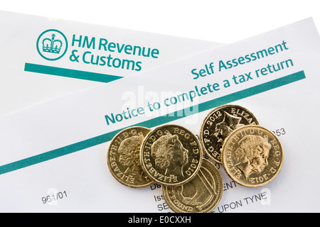 Regno Unito HM Revenue & Customs Self Assessment avviso per completare un ritorno fiscale con alcune monete cancelletto sul bianco. In Inghilterra La Gran Bretagna Foto Stock