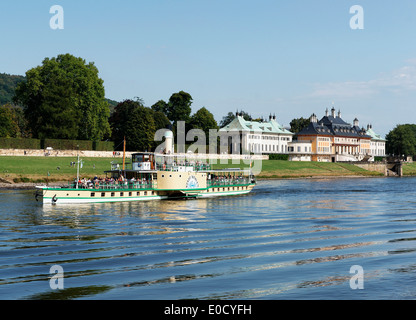 Battello a vapore sul fiume Elba nella parte anteriore del castello di Pillnitz, Pillnitz, Dresda, Sassonia, Germania, Europa Foto Stock