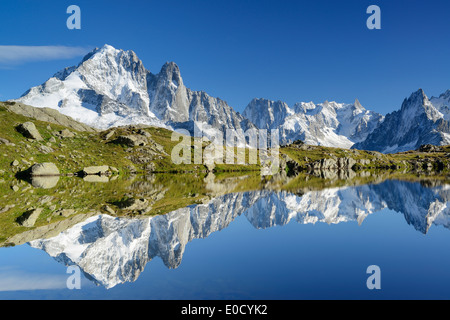 Mont Blanc gamma riflettendo in un lago di montagna, Mont blanc range, Chamonix, Savoia, Francia Foto Stock