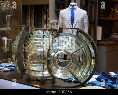 Holland & Sherry Bespoke, Faro lente di Fresnel Display, Elizabeth Street Gallery, NoLita, NYC, STATI UNITI D'AMERICA Foto Stock