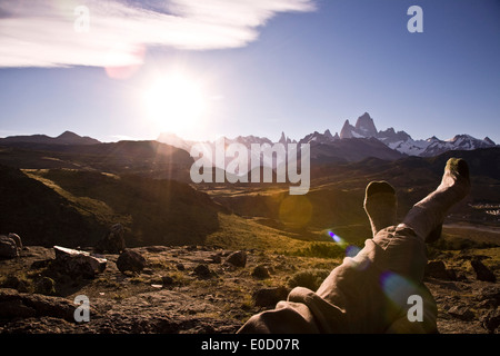 L'uomo godendo del tramonto, Fitz Roy massiccio e Cerro Torre massiccio, Mirador de los Condores, El Chalten, Patagonia, Argentina Foto Stock
