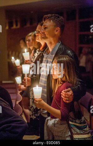 La Congregazione di San Timoteo della Chiesa Cattolica, Laguna Niguel, CA, trattiene le candele a significare la luce di Cristo il riempimento della chiesa presso la grande Veglia di Pasqua. Foto Stock