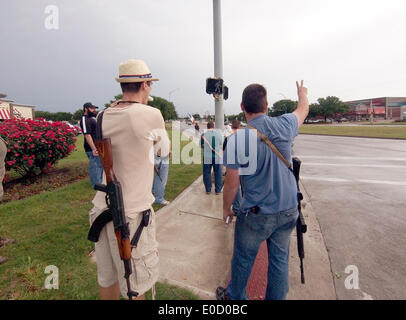 Un gruppo di proprietari di pistola di vedere le leggi che impediscono loro di portare armi come bene. Protesta in 1016 lungo le strade di Arlington, Texas, vogliono le persone a vedere le pistole, trasportare grandi fucili a canna rigata sulla strada e provare a inserire il nome locale di fast-food negozi in zona. Quando si inserire tutti i dipendenti a svolgere sul retro e nascondere. Formata da armi-attivista per i diritti Kory Watkins. Foto Stock