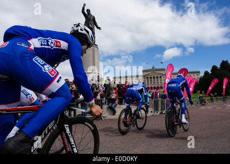 Belfast, Irlanda del Nord. 09 Maggio, 2014. Piloti provenienti dal FRD.fr team passano in Irlanda del Nord la sede del Parlamento europeo, Stormont, durante la pratica per il Team Crono &AMP; apertura di tappa del Giro d'Italia. Credit: Azione Plus immagini di sport/Alamy Live News Foto Stock