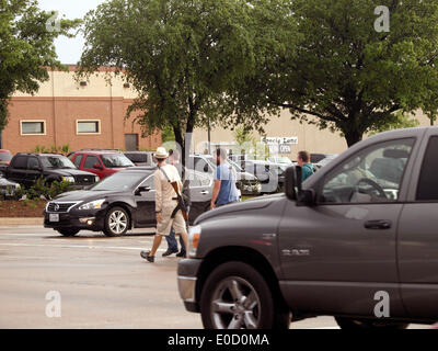 Un gruppo di proprietari di pistola di vedere le leggi che impediscono loro di portare armi come bene. Protesta in 1016 lungo le strade di Arlington, Texas, vogliono le persone a vedere le pistole, trasportare grandi fucili a canna rigata sulla strada e provare a inserire il nome locale di fast-food negozi in zona. Quando si inserire tutti i dipendenti a svolgere sul retro e nascondere. Formata da armi-attivista per i diritti Kory Watkins. Foto Stock