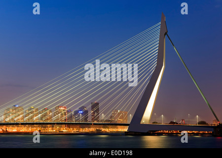 Erasmusbrug (Ponte Erasmus) e sullo skyline al crepuscolo, Rotterdam, Paesi Bassi Foto Stock