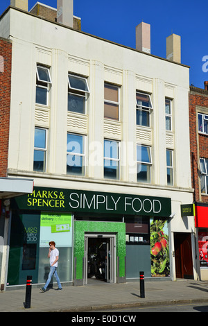 La Marks & Spencer semplicemente il negozio di alimentari, High Street, Ruislip, London Borough of Hillingdon, Greater London, England, Regno Unito Foto Stock