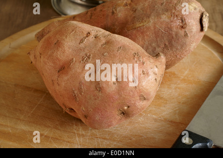 Patate dolci o Ipomoea batatas sono dolci degustazione radici tuberose e un importante fonte alimentare Foto Stock