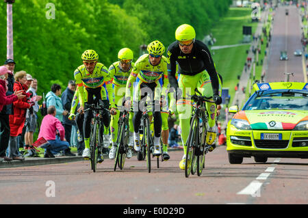 Belfast, Irlanda del Nord. 9 Maggio 2014 - Giro d'Italia sessione di pratica: Neri Sottoli Giallo Fluo (Italia) Credito: Stephen Barnes/Alamy Live News Foto Stock