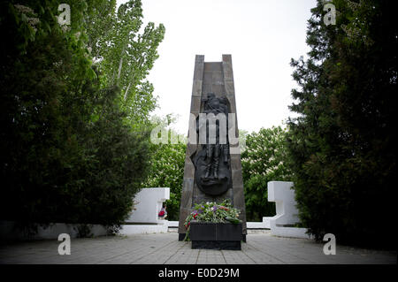 Odessa, Ucraina. 9 maggio 2014. Un memorial al 411 Artiglieria Battery Park durante la Giornata della vittoria festeggiamenti in Odessa, Ucraina, venerdì 9 maggio, 2014. Odessa la scorsa settimana è stato scosso da scontri tra i pro-le forze russe e i sostenitori del governo centrale che ha lasciato quasi 50 morti. (Zacharie Scheurer) Credito: Zacharie Scheurer/NurPhoto/ZUMAPRESS.com/Alamy Live News Foto Stock