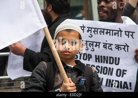 Londra, 9 maggio 2014. Radicali musulmani da Anjem Choudary ha bisogno di gruppo Khilafah dimostrare al di fuori dell'India di Alta commissione di Londra contro quello che dicono è l'abuso dei musulmani dagli indù in India. Credito: Paolo Davey/Alamy Live News Foto Stock