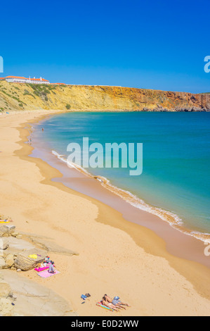 Spiaggia di Mareta con la Pousada de Sagres infante sulle scogliere dietro di esso, Sagres Algarve Portogallo UE Europa Foto Stock