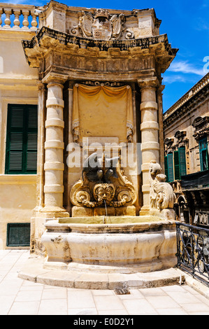 Uno dei due identiche le fontane realizzate in corrispondenza di ciascuna estremità della protezione principale dal Gran Maestro il Rohan di fronte al Palazzo dei grandi maestri, Foto Stock