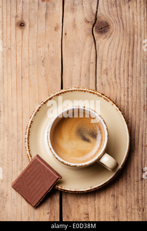 Tazza da caffè con cioccolato su sfondo di legno Foto Stock