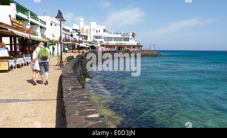 Il lungomare e il lungomare di Playa Blanca a Lanzarote, Isole Canarie, Spagna Foto Stock