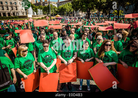 Barcellona, Spagna. 9 maggio 2014: attivisti di anti-sfratto gruppo "PAH', la piattaforma di persone colpite da ipoteche, raccogliere presso Catalonia posto con cartoni colorati per costruire un mosaico Credito: matthi/Alamy Live News Foto Stock