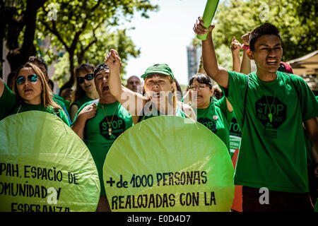 Barcellona, Spagna. 9 maggio 2014: attivisti di anti-sfratto gruppo "PAH', la piattaforma di persone colpite da ipoteche, gridare slogan durante una marcia di protesta attraverso Barcellona Credito: matthi/Alamy Live News Foto Stock