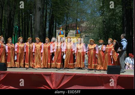 Città Electrougli, Moscow Region, Russia, 9 maggio, 2014. Artista senior di cantare una canzone in un concerto dedicato la vittoria di giornata nella II Guerra Mondiale Credito: Alexander Mitrofanov/Alamy Live News Foto Stock