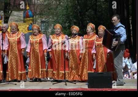 Città Electrougli, Moscow Region, Russia, 9 maggio, 2014. Artista senior di cantare una canzone in un concerto dedicato la vittoria di giornata nella II Guerra Mondiale Credito: Alexander Mitrofanov/Alamy Live News Foto Stock