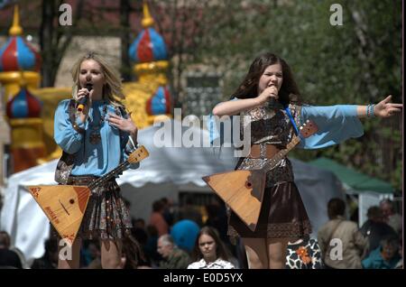 Città Electrougli, Moscow Region, Russia, 9 maggio, 2014. Due cantanti con la balalaika su un concerto dedicato la vittoria di giornata nella II Guerra Mondiale Credito: Alexander Mitrofanov/Alamy Live News Foto Stock