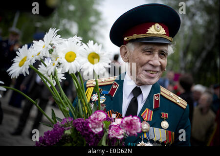 Odessa, Ucraina. 9 maggio 2014. Un Veterano con fiori vicino la tomba del Soldato sconosciuto durante la Giornata della vittoria festeggiamenti. Odessa la scorsa settimana è stato scosso da scontri tra i pro-le forze russe e i sostenitori del governo centrale che ha lasciato quasi 50 morti. Credito: Zacharie Scheurer/NurPhoto/ZUMAPRESS.com/Alamy Live News Foto Stock