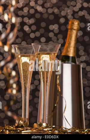 Una bottiglia di champagne in champagne flauti Foto Stock