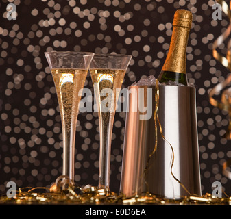 Una bottiglia di champagne in champagne flauti Foto Stock