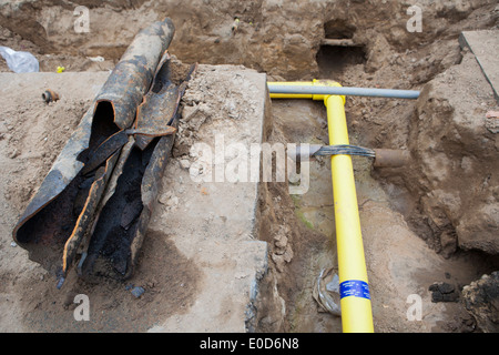 National Grid gas Sostituzione di ghisa Tubi di alimentazione con nuove tubazioni in plastica e giunti, Southport, Merseyside, Regno Unito Foto Stock