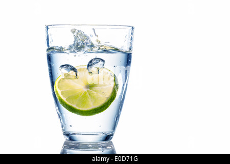 Con un bicchiere di acqua fresca da bere e un lime. Acqua minerale come un Durstloescher., Ein Glas mit frischem Trinkwasser und einer Lim Foto Stock