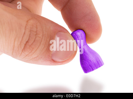 Pedina di legno con un solido di colore viola di verniciatura Foto Stock