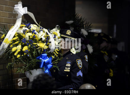 New York, Stati Uniti d'America. 9 maggio 2014. Gli ufficiali di polizia assistere ad una cerimonia commemorativa in onore di 13 caduti della città di New York il dipartimento di polizia durante il 2013, in corrispondenza di uno di polizia Plaza di New York, Stati Uniti, 9 maggio 2014. Credito: Wang Lei/Xinhua/Alamy Live News Foto Stock