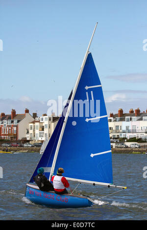 Gare di yacht a West Kirby, Liverpool, Regno Unito. 11 maggio 2019. British Open Team Racing Championships Trophy Sailing's Premier League 'The Wilson Trophy' 200. Il numero massimo di squadre di gara è stato aumentato a 36. L'evento del 2019 vede la partecipazione di 5 squadre americane, 2 equipaggi irlandesi, 1 barca australiana e il debutto del Team Austria. A completare il campo ci saranno 27 squadre britanniche, tra cui i campioni in carica, i West Kirby Hawks. I vincitori recenti sono anche West Exempent, Royal Forth Hoosiers e Birdham Bandits. Foto Stock