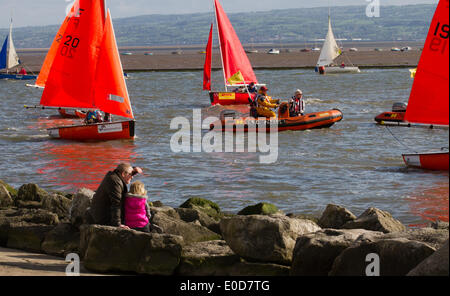Yacht racing West Kirby Sailing Club, Liverpool. Maggio, 2014; Trofeo dei campionati di corse di lucciole del British Open Team 2014. I 200 velisti di classe olimpica della Premier League di Sailing ‘The Wilson Trophy’ gareggiano annualmente sull’anfiteatro marino di Kirby in uno degli eventi più amati del mondo, dove migliaia di spettatori seguono 300 corse brevi e frenetiche in tre squadre di barche che battono sul lago marino per ottenere l’ambito titolo: “Wilson Trophy Champion”. Foto Stock