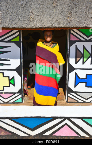 Ndebele donna e capanna a Motseng Villaggio Culturale, Sun City Resort, Pilanesberg, nord ovest della provincia, Repubblica del Sud Africa Foto Stock