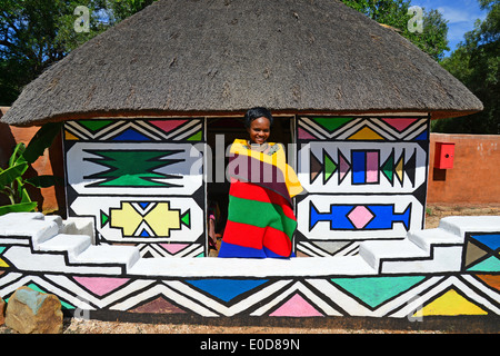 Ndebele donna e capanna a Motseng Villaggio Culturale, Sun City Resort, Pilanesberg, nord ovest della provincia, Repubblica del Sud Africa Foto Stock
