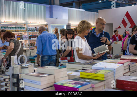 Torino Piemonte, Italia. 09 Maggio, 2014. Lingotto Fiere xxvii Fiera Internazionale del Libro 9 maggio 2014. Credito: Davvero Facile Star/Alamy Live News Foto Stock