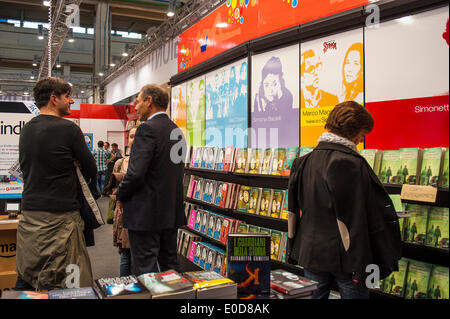 Torino Piemonte, Italia. 09 Maggio, 2014. Lingotto Fiere xxvii Fiera Internazionale del Libro 9 maggio 2014. Credito: Davvero Facile Star/Alamy Live News Foto Stock